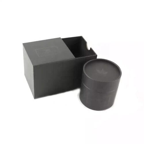 Envasado de velas en tubo de papel negro personalizado con impresión de logotipo